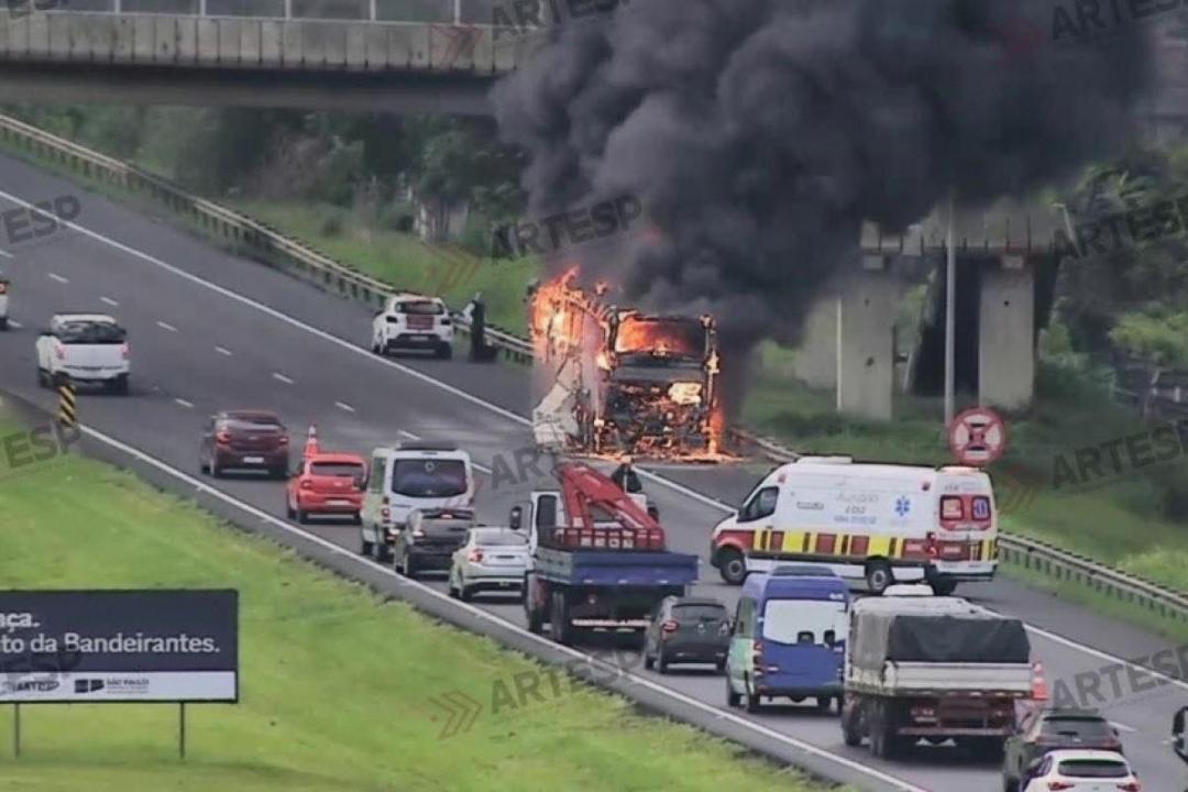 Foto 1 de 1 — Ônibus com 42 funcionários da Unesp Araraquara pega fogo na rodovia